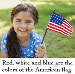 Gadis tersenyum memegang bendera Amerika kecil sebagai contoh subjek majemuk